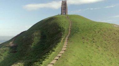 Glastonbury Tor kale İngiltere'de ünlü bir dönüm noktası havadan görünümü