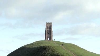 Glastonbury Tor kale İngiltere'de ünlü bir dönüm noktası havadan görünümü