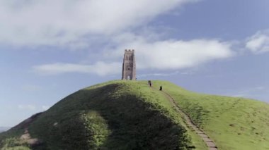 Glastonbury Tor kale İngiltere'de ünlü bir dönüm noktası havadan görünümü