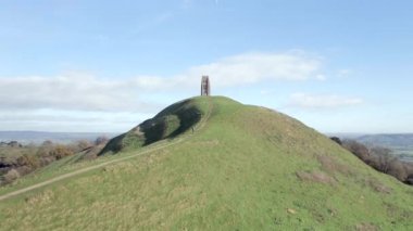 Glastonbury Tor kale İngiltere'de ünlü bir dönüm noktası havadan görünümü