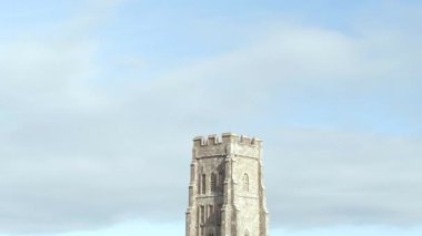 Glastonbury Tor kale İngiltere'de ünlü bir dönüm noktası havadan görünümü