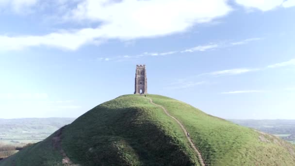 グラストンベリーの Tor の城イギリスで有名なランドマーク — ストック動画