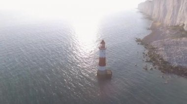 Güzel bir kırmızı ve beyaz deniz feneri ile tebeşir kayalıklarla İngiltere'de havadan görünümü
