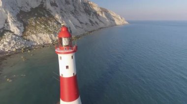 Güzel bir kırmızı ve beyaz deniz feneri ile tebeşir kayalıklarla İngiltere'de havadan görünümü