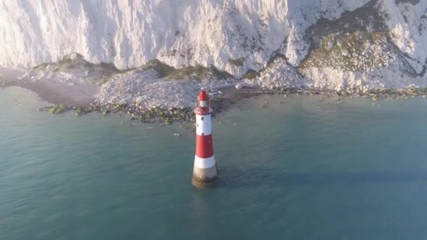 Luchtfoto Van Een Mooie Rode Witte Vuurtoren Met Krijtrotsen Engeland — Stockvideo