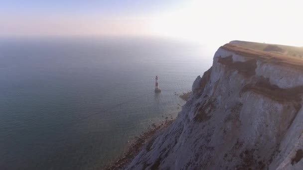 Flygfoto Över Vacker Röd Och Vit Fyr Med Kritklippor England — Stockvideo