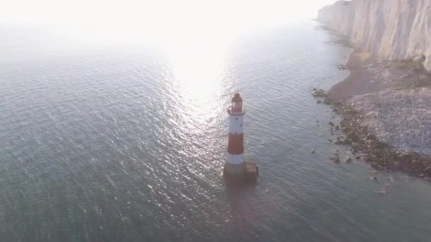 Veduta Aerea Bellissimo Faro Rosso Bianco Con Scogliere Gesso Inghilterra — Video Stock