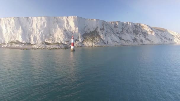 イングランドのチョーク崖の美しい赤と白の灯台の航空写真 — ストック動画