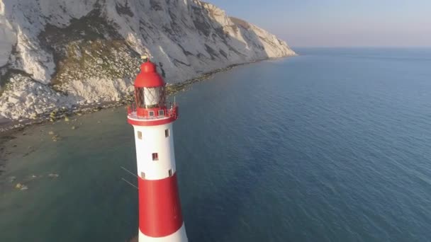 一个美丽的红色和白色的灯塔在英国的粉笔悬崖鸟瞰图 — 图库视频影像