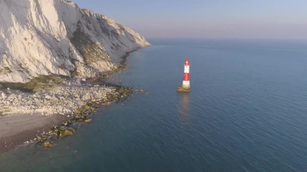 Flygfoto Över Vacker Röd Och Vit Fyr Med Kritklippor England — Stockvideo