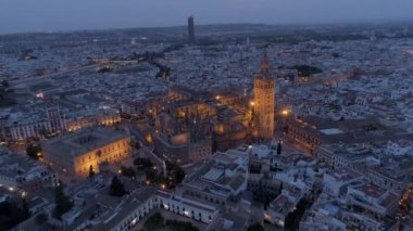 Seville şehir ve katedral şehir ışıkları ve Cityscape köprü
