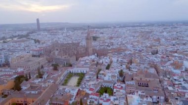 Şehir ve katedral Seville, İspanya'nın havadan görünümü