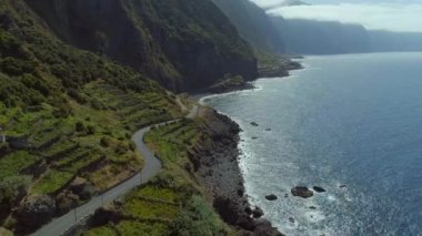 Madeira Portekizce ada kıyı şeridi sarma bir sahil yolu ile deniz üzerinde yükselen dev dağ