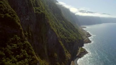Madeira Portekizce ada kıyı şeridi sarma bir sahil yolu ile deniz üzerinde yükselen dev dağ
