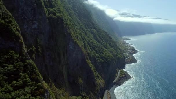 葡萄牙马德拉岛上的巨山高耸在海面上 一条沿海公路蜿蜒环绕着海岸线 — 图库视频影像