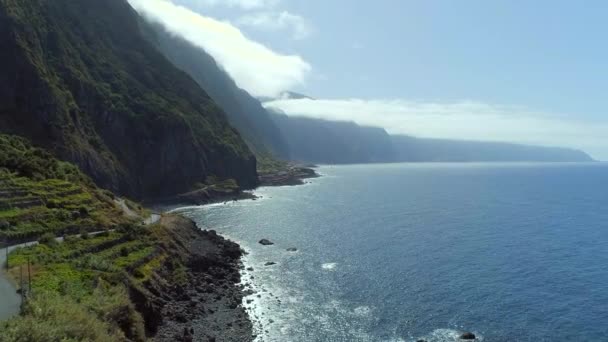 海岸沿い道路の海岸線周り巻きとマデイラ ポルトガル島の海にそびえ立つ巨大な山 — ストック動画