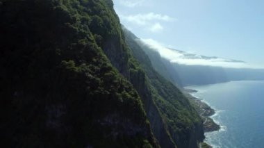Madeira Portekizce ada kıyı şeridi sarma bir sahil yolu ile deniz üzerinde yükselen dev dağ