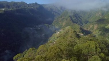 Misty sabah vadi manzaralı Madeira Portekizce ada 