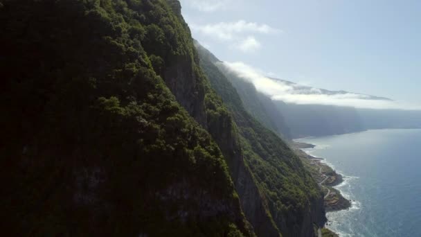 海岸沿い道路の海岸線周り巻きとマデイラ ポルトガル島の海にそびえ立つ巨大な山 — ストック動画