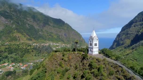 古い教会と山岳風景の丘の上の時計塔 — ストック動画