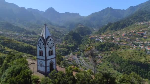 Iglesia Vieja Torre Del Reloj Una Colina Paisaje Montañoso — Vídeos de Stock