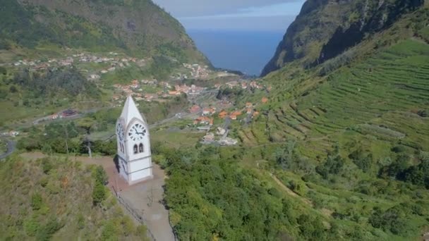 Eski Kilise Dağlık Bir Manzara Içinde Bir Tepede Saat Kulesi — Stok video