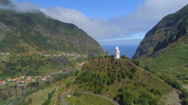 Alte Kirche Und Glockenturm Auf Einem Hügel Bergiger Landschaft — Stockvideo