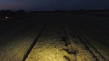 Yaz hasat sırasında gece boyunca çalışan hasat birleştirmek