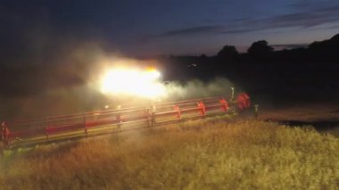 Yaz hasat sırasında gece boyunca çalışan hasat birleştirmek