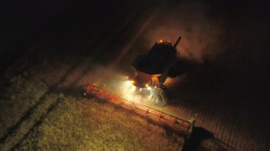 Hasat hasat gece kolza tohumu alanda çalışma sırasında birleştirmek