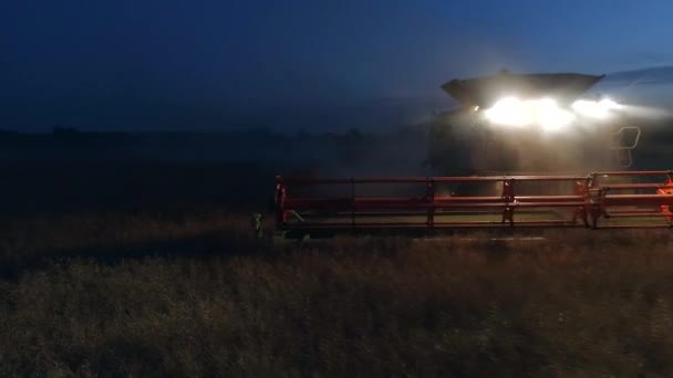 Combine Harvester Trabalhando Durante Noite Durante Colheita Verão — Vídeo de Stock