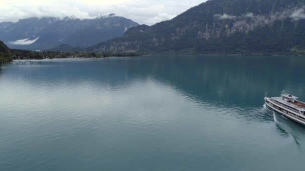 Туристический Катер Швейцарии Interlaken Crossing Lakes Surrounded Cloudy Mountains — стоковое видео