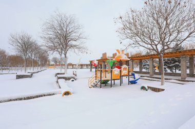 Kuzey Çin 'de, karda çocuk parkı