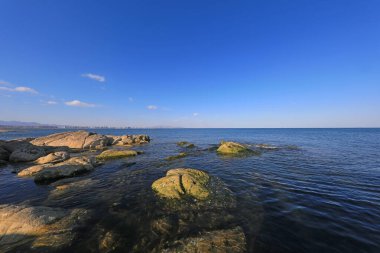 Deniz kenarındaki kayaların doğal manzarası, Kuzey Çin