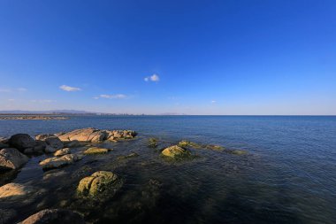 Deniz kenarındaki kayaların doğal manzarası, Kuzey Çin