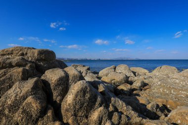 Deniz kenarındaki kayaların doğal manzarası, Kuzey Çin
