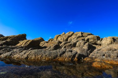 Deniz kenarındaki kayaların doğal manzarası, Kuzey Çin