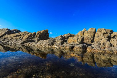 Deniz kenarındaki kayaların doğal manzarası, Kuzey Çin