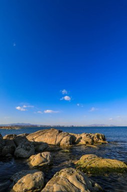 Deniz kenarındaki kayaların doğal manzarası, Kuzey Çin