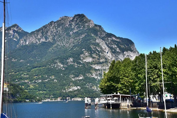 1 * Lecco resort kasaba mimari. Lombardy Bölgesi. İtalya. Como Gölü'nün en önemli ikinci şehir. Europe.2 * Lecco Lombardiya'daki Como Gölü'nün kıyısında İtalya ve Alpler'in eteklerinde güzel bir şehir olduğunu.