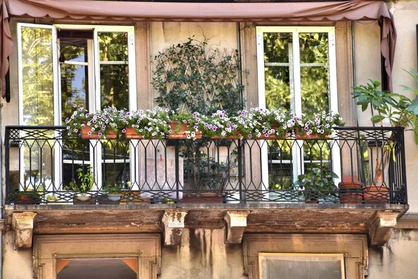 1 * Lecco resort kasaba mimari. Lombardy Bölgesi. İtalya. Como Gölü'nün en önemli ikinci şehir. Europe.2 * Lecco Lombardiya'daki Como Gölü'nün kıyısında İtalya ve Alpler'in eteklerinde güzel bir şehir olduğunu.