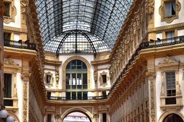 1 **** Milan Kuzey İtalya, inlombardies büyük bir şehirdir. Tasarım ve moda dünya başkenti. Ülkenin finans merkezi. Kentsel landscape.2 *** Milano merkezi Vittorio Emanuele Galerisi ticaret. İtalya. Yaz 2018