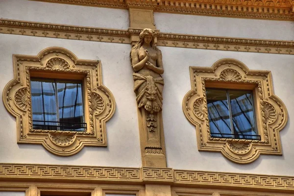 1 **** Kuzey İtalya ', Lombardiya bölgesindeki Milano-en büyük şehri. Tasarım ve moda dünya başkenti. Ülkenin finans merkezi. Kentsel landscape.2 *** alışveriş galerisi Vittorio Emanuele Milano merkezi. İtalya. Yaz 2018