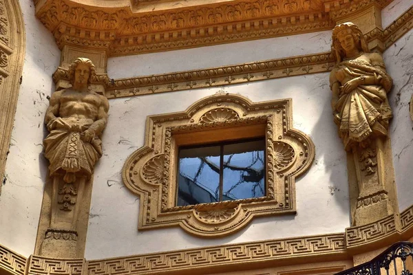 1 **** Kuzey İtalya ', Lombardiya bölgesindeki Milano-en büyük şehri. Tasarım ve moda dünya başkenti. Ülkenin finans merkezi. Kentsel landscape.2 *** alışveriş galerisi Vittorio Emanuele Milano merkezi. İtalya. Yaz 2018