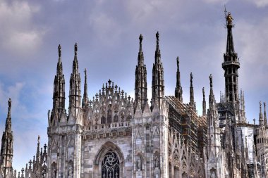 1 * Milan. Insubria Mediolanum (Insubria Mediolanum) şehrin eski adı. Bc.2 V yüzyılda kurulan * Lombardy başkenti son dönemlerin tüm mimari tarzı dizi taşımaktadır. Kentsel peyzaj. İtalya. Milan. Yaz 2018