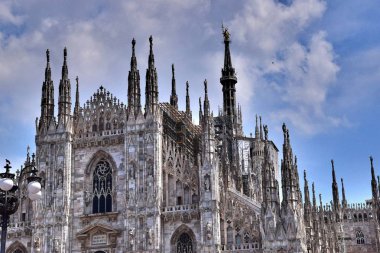 1 * Milan. Insubria Mediolanum (Insubria Mediolanum) şehrin eski adı. Bc.2 V yüzyılda kurulan * Lombardy başkenti son dönemlerin tüm mimari tarzı dizi taşımaktadır. Kentsel peyzaj. İtalya. Milan. Yaz 2018