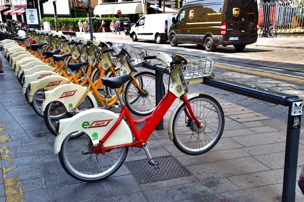 1 * Milan. Insubria Mediolanum (Insubria Mediolanum) şehrin eski adı. Bc.2 V yüzyılda kurulan * Lombardy başkenti son dönemlerin tüm mimari tarzı dizi taşımaktadır. Kentsel peyzaj. İtalya. Milan... Yaz 2018