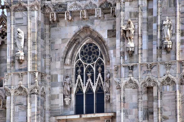 1 * Milan. Insubria Mediolanum (Insubria Mediolanum) şehrin eski adı. Bc.2 V yüzyılda kurulan * Lombardy başkenti son dönemlerin tüm mimari tarzı dizi taşımaktadır. Kentsel peyzaj. İtalya. Milan. Yaz 2018