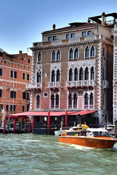 1 * Venedik-a tarihi Dünya Miras kenti Adriyatik lagün Adaları üzerinde bulunmaktadır. Yaz 2018 İtalya. Europe.2* büyük kanal, Gotik ve Bizans tarzında bir Rönesans Venedik Mimarlık manzarasına sahip Venedik canal işlek.