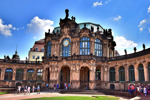 1 в Дрездене столица восточногерманской земли Саксония. В Европе. Германия. Городская архитектура. Саммер. 2018 год. 2 * Дрезден - блестящее чудо саксонской архитектуры, возрожденное из руин и пепла после Второй мировой войны
.